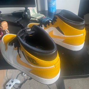 University gold jordan 1 mids